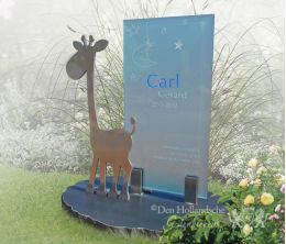 Girafje op grafmonument voor kind