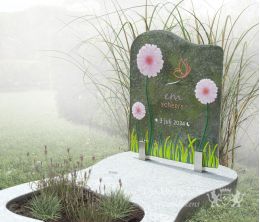 Glazen kindermonument met glooiende vormen