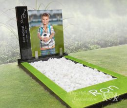 Glazen kindermonument met sportief thema en foto