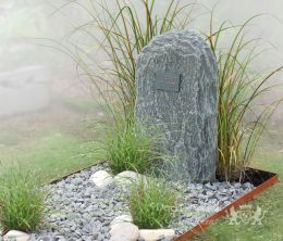 Grafmonument in een natuurlijke sfeer