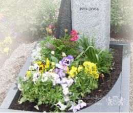 Grafmonument in twee soorten natuursteen