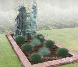 Grafmonument met natuurlijke zuilen en glazen letterplaat