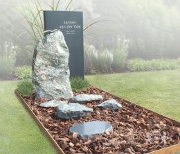 Grafmonument met ruwe en rechte stenen