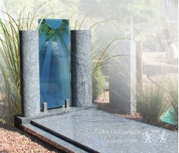 Grafmonument met twee zuilen van natuursteen