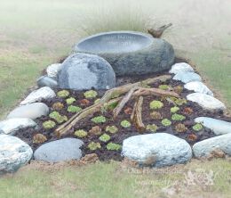 Grafmonument zwerfkei met drinkbakje