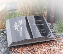 Urnmonument opengeslagen boek