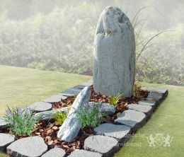 Grote zwerfkei in natuurlijk grafmonument