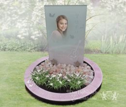 Kindermonument met foto op glas