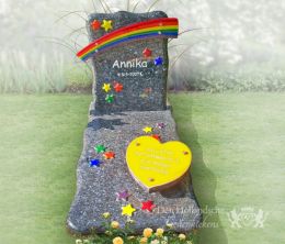 Kindermonument met glazen hart en regenboog