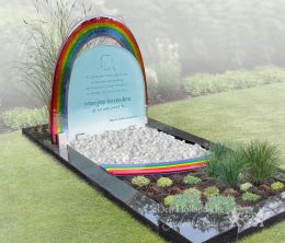 Kindermonument met glazen regenboog