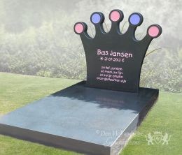 Kindermonument met kroon