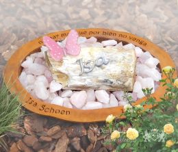 Kindermonument met roze glazen vlinder