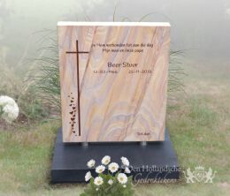 Klein grafmonument met kruis