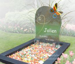 Kleurrijk glazen kindermonument vlinder