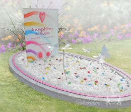 Kleurrijk kindermonument met glas en vlinders