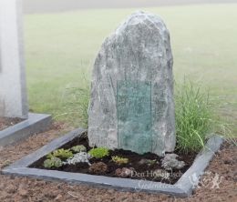 Kort graf met ruwe staande steen