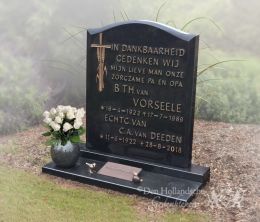 Kort grafmonument met bronzen kruis en belettering