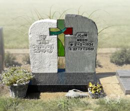 Kort grafmonument met glas in lood kruis