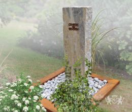 Kort grafmonument met rustieke zuil