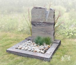 Kort grafmonument met ruwe lettersteen