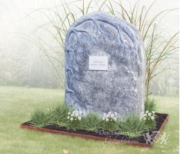 Kort grafmonument met uitgehakte boom