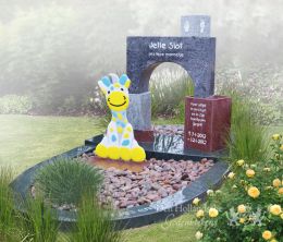 Kort kindermonument met speelblokken en giraf