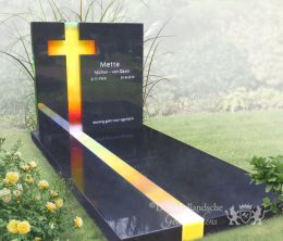 Moderne grafsteen met glasfusing kruis