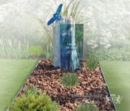 Natuurlijk gedenkteken met blauwe glazen vogel