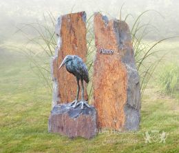 Natuurlijke zuilen met bronzen reiger