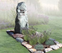 Natuurlijk grafmonument met flagstones en bronzen letters