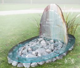 Natuurlijk grafmonument met gesmolten glas