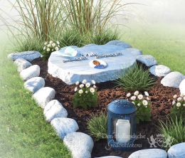 Natuurlijk kindermonument met witte keien