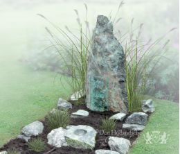 Natuurlijke grafsteen met siergras