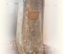 Natuurlijke zuil met bronzen tekstplaatje