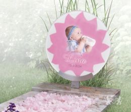 Roze grafmonument voor een baby