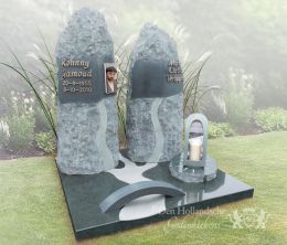 Ruw bewerkte zuilen op urnmonument