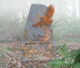 Ruwe grafsteen met vogel van cortenstaal