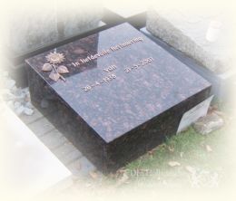 Urnenplaat met bronzen ornament 
