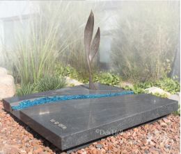 Urnmonument met natuursteen en brons