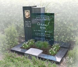 Kort grafmonument met glas