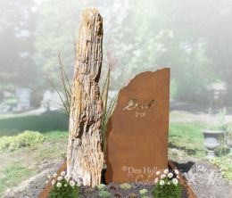 Versteend hout grafmonument opschrift in cortenstaal