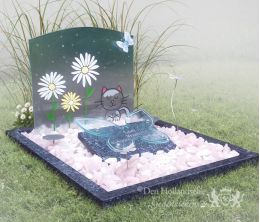 Vlinders en bloemen op kindermonument