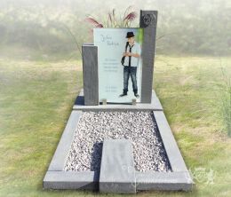 Zuilen grafmonument met grote foto