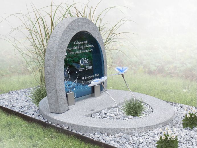 Kindermonument met halfronde glasplaat foto 1