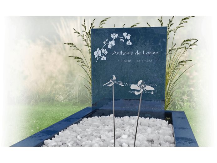 bloemen-rvs-op-grafmonument.png foto 1