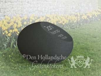 Bolvormige steen als kort grafmonument