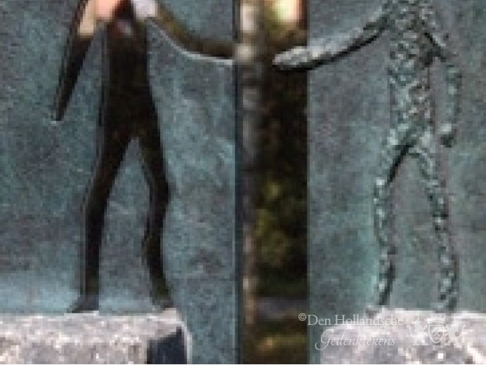 Bronzen beelden op zuilen foto 1