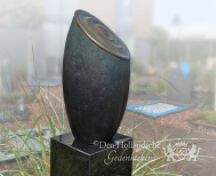 Bronzen urn op zuil foto 1