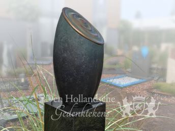 Bronzen urn op zuil