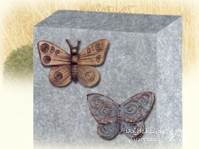 Bronzen vlinders op grafsteen foto 1